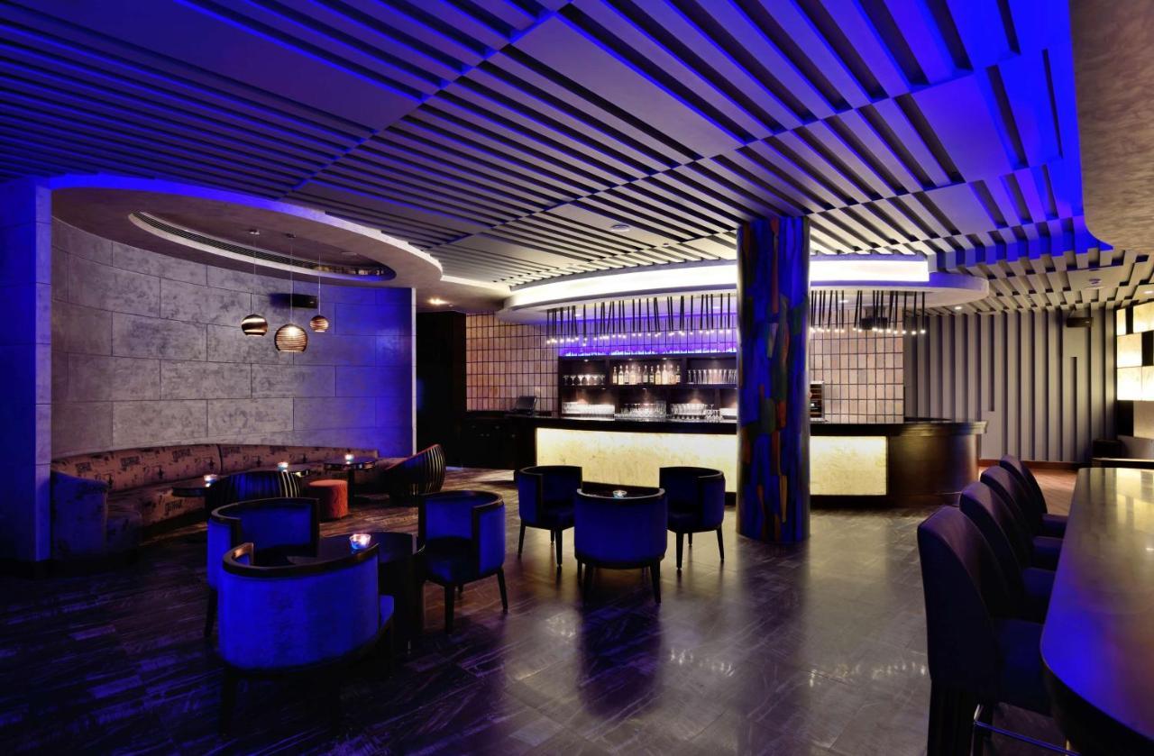 Radisson Blu Plaza Resort & Convention Centre Karjat Dış mekan fotoğraf The bar at the 101 bar