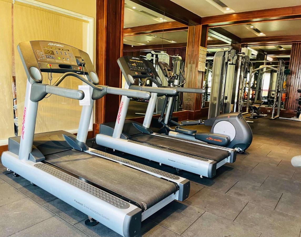 Radisson Blu Plaza Resort & Convention Centre Karjat Dış mekan fotoğraf Treadmills at a gym