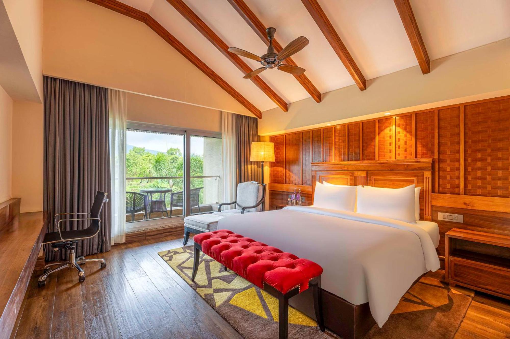 Radisson Blu Plaza Resort & Convention Centre Karjat Dış mekan fotoğraf Deluxe Room