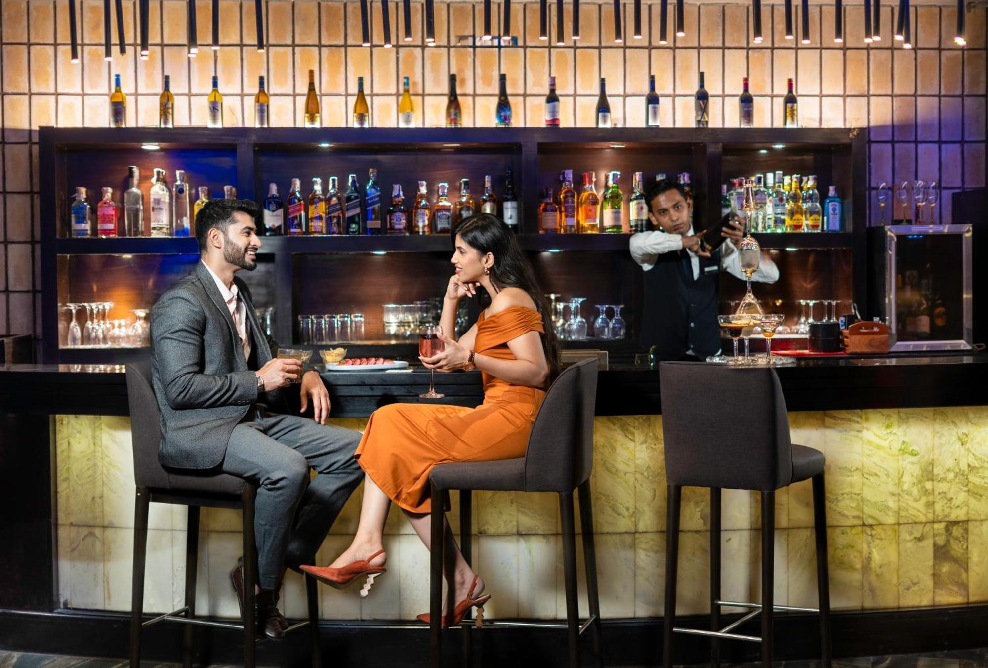 Radisson Blu Plaza Resort & Convention Centre Karjat Dış mekan fotoğraf The Bar
