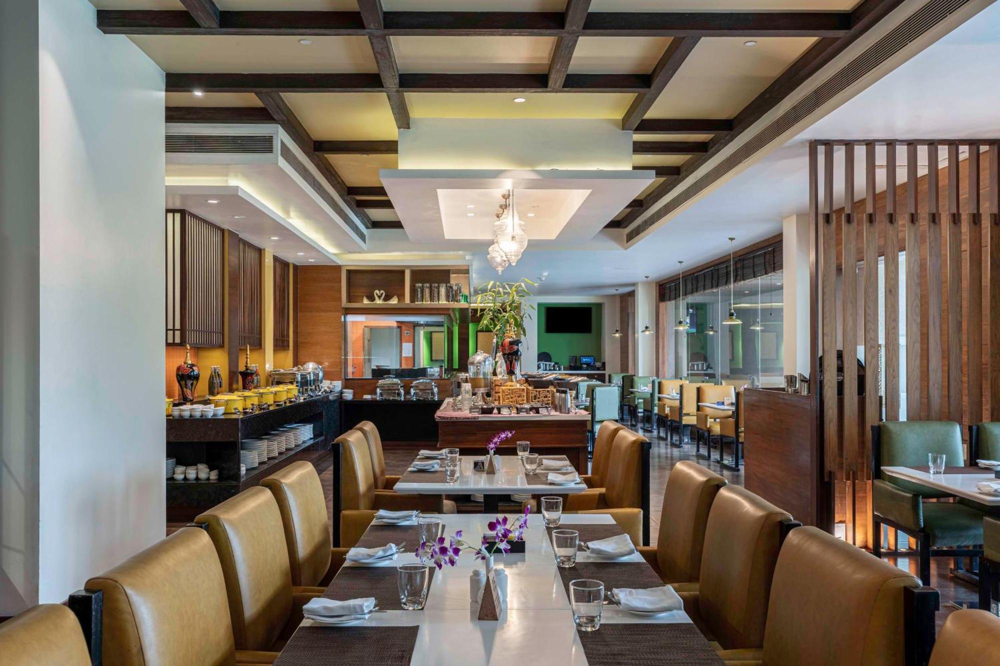 Radisson Blu Plaza Resort & Convention Centre Karjat Dış mekan fotoğraf The restaurant