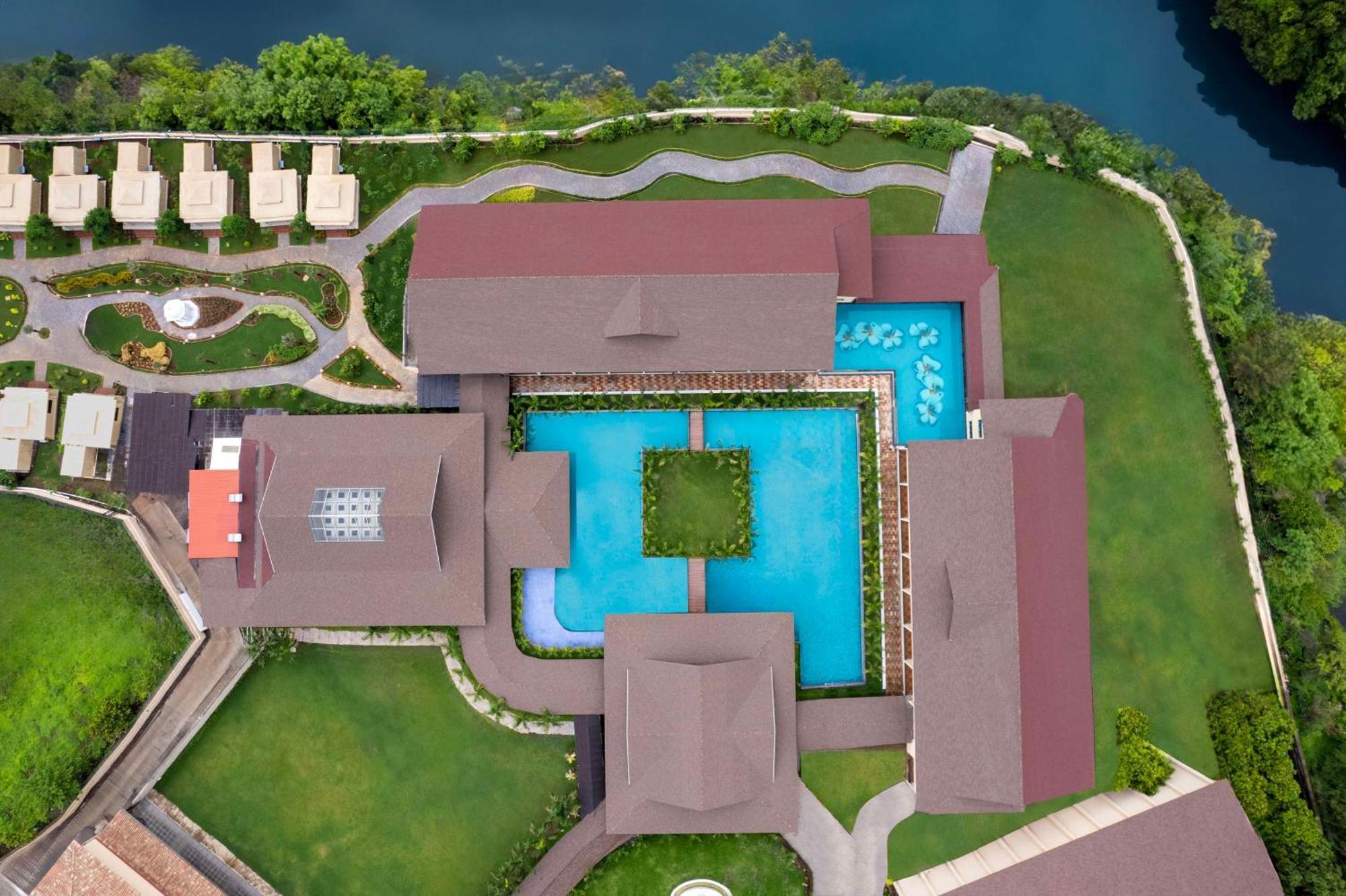 Radisson Blu Plaza Resort & Convention Centre Karjat Dış mekan fotoğraf Aerial view of the resort