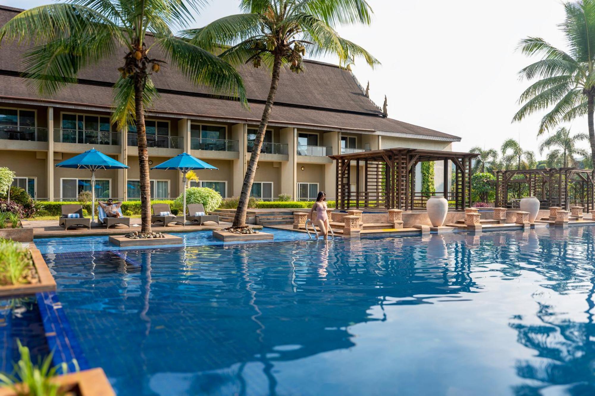 Radisson Blu Plaza Resort & Convention Centre Karjat Dış mekan fotoğraf The Royal
